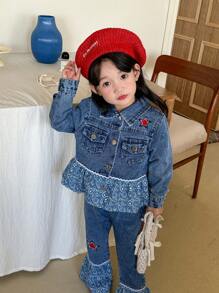 SHEIN Niebieski strój dżinsowy dla dziewcząt o luźnym kroju, z łączoną tkaniną w kwiaty i dekoracją z koronki