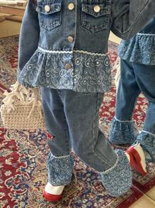 SHEIN Niebieski strój dżinsowy dla dziewcząt o luźnym kroju, z łączoną tkaniną w kwiaty i dekoracją z koronki