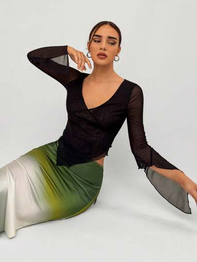 Aloruh Camiseta de mujer de estilo urbano joven con cuello en V profundo, semitransparente, de color negro y dobladillo asimétrico con puños en las mangas