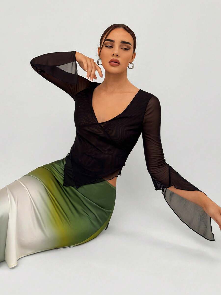 Aloruh Áo thun nữ cổ chữ V sâu màu đen bán trong suốt viền bất đối xứng có bo tay áo phong cách đường phố trẻ trung - màu đen - Xem 1