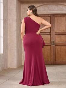 Vestido de cóctel con un hombro, volantes con ribete de lentejuelas en contraste