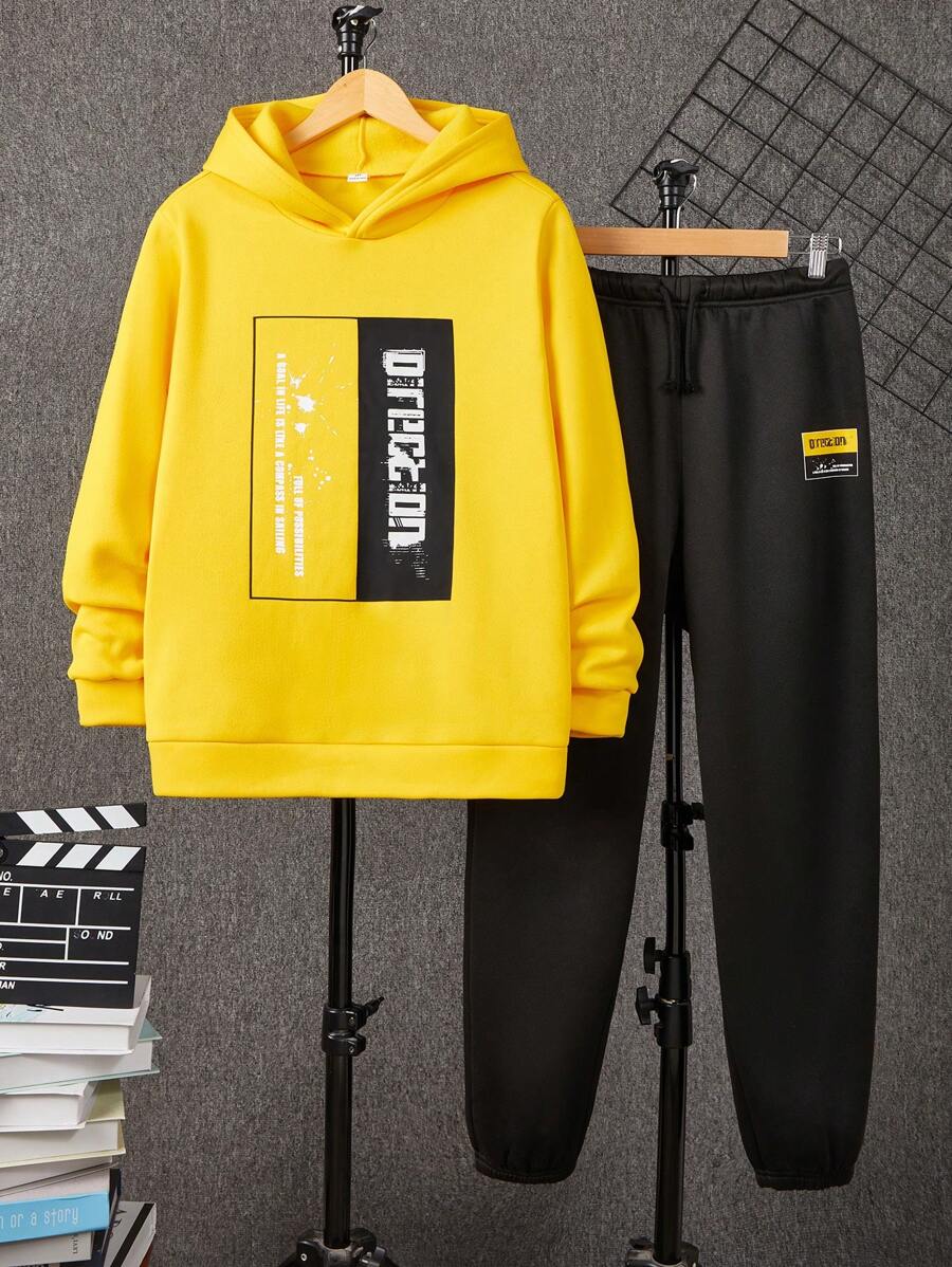 SHEIN 青少年男孩休闲舒适百搭印花连帽衫和运动裤两件套 - 黃色 - 查看 1