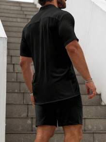 Manfinity Homme Camisa de manga corta con detalles de parche y shorts para hombre para el verano - Negro - Ver 2