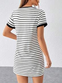 SHEIN PETITE 條紋和花卉印花拼接邊緣T恤連衣裙 - 白色 - 查看 2