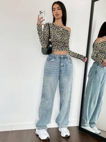 Flirla Krótki top w panterkę, z ukośnymi ramionami i marszczonymi długimi rękawami