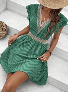 SHEIN Frenchy V領對比蕾絲蝴蝶袖連衣裙