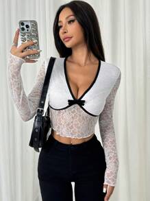 Muchica Áo thun ren cổ chữ V tương phản - trắng - Xem 3