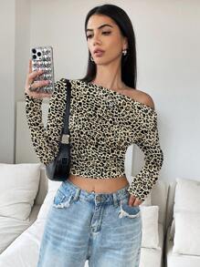 Flirla Krótki top w panterkę, z ukośnymi ramionami i marszczonymi długimi rękawami