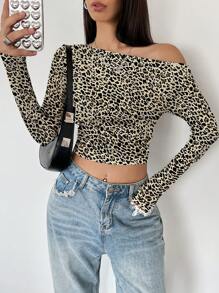 Flirla Krótki top w panterkę, z ukośnymi ramionami i marszczonymi długimi rękawami