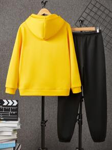 SHEIN 青少年男孩休闲舒适百搭印花连帽衫和运动裤两件套 - 黃色 - 查看 2