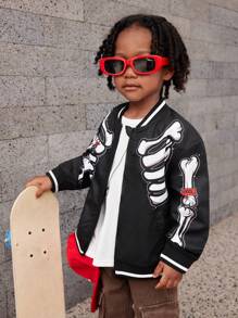SHEIN 男孩萬聖節骷髏圖案運動棒球外套是一款適合4-7歲男孩在秋季、春季和冬季穿著的多功能外套。這款外套特別適合男孩在校、派對等場合穿著。獨特設計的骷髏圖案展現時尚的街頭風格，既有趣又個性。同時，在空調房間中穿著可以保持溫暖舒適。當男孩穿上這件外套時，無論在戶外、上學或參加派對，都可以展現時尚和活力。這款多功能外套將成為男孩衣櫃中的亮點之一，為他提供多種時尚的穿著選擇！ - 黑色 - 查看 3