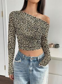 Flirla Krótki top w panterkę, z ukośnymi ramionami i marszczonymi długimi rękawami