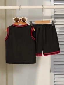 SHEIN 2 件装男婴休闲运动 V 领无袖上衣和短裤套装，印有有趣的字母和数字，风格简约 - 黑色 - 查看 2