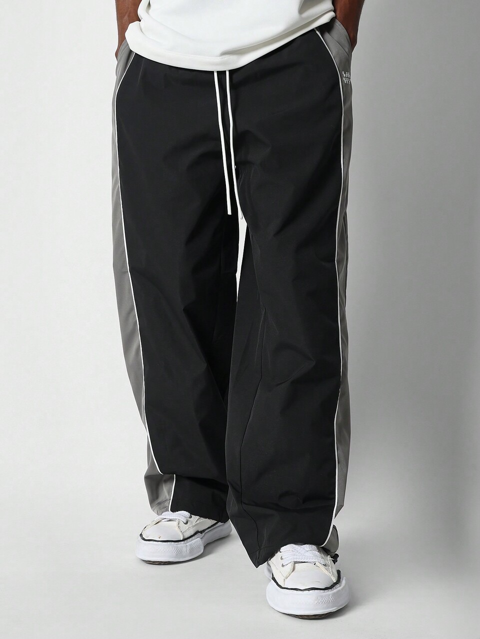 SUMWON Weite, farbblockige Schlitzlatzhose mit Paspeldetail