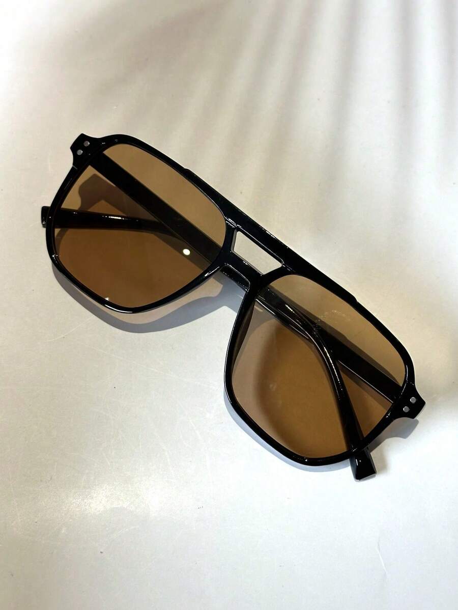 1 par de gafas de moda con puente doble cuadrado para hombres, estilo clásico retro, ligero y cómodo, con marco negro y lentes de color azul claro y naranja, adecuado para viajes, vacaciones, uso diario, playa y actividades al aire libre. Esencial para las vacaciones de verano en la playa y los viajes al aire libre. - Montura negra lentes marrón champagne - Ver 1