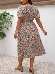 SHEIN Frenchy Vestido de verano de manga corta con cuello en V, estampado integral y detalle delantero retorcido, para tallas grandes, estilo bohemio