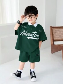 SHEIN 2入組男童韓版寬鬆款POLO領短袖針織衫和純色短褲針織套裝，字母印花，夏季