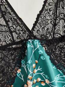 قميص نوم ساتان بشق الفخذ مع تباين الدانتيل بطبعة الزهور - أخضر - مشاهدة 4