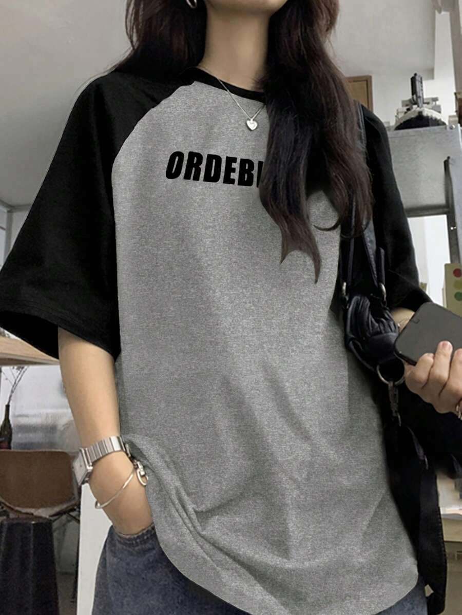 Camiseta con mangas raglan, estampado de letras y bloques de color para mujer - Gris - Ver 1