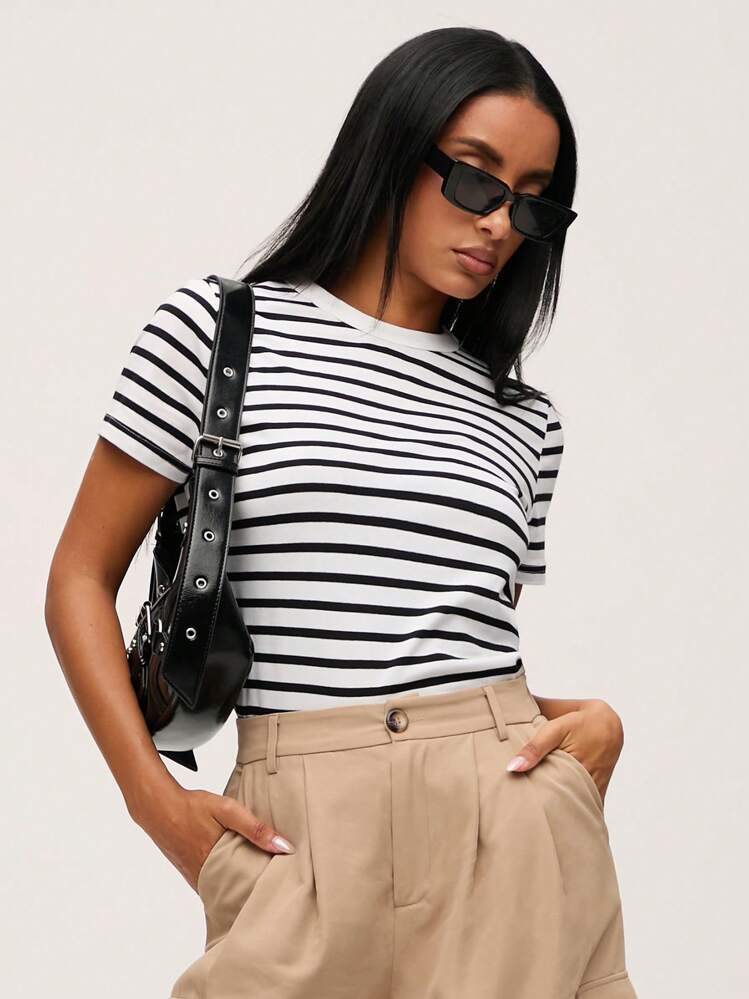 SHEIN BASICS T-shirt col rond à imprimé rayé décontracté pour l'été - Noir et Blanc - Voir 8