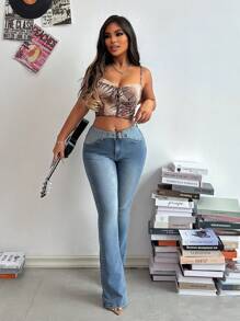 SHEIN SXY 附口袋、鉚釘扣與皮帶的牛仔褲，休閒喇叭筒款式