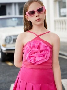 Conjunto informal de niña preadolescente con top tipo camiseta con flores y falda plisada, color magenta