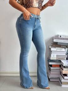 SHEIN SXY 附口袋、鉚釘扣與皮帶的牛仔褲，休閒喇叭筒款式