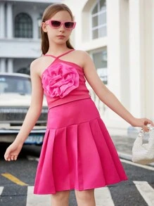 Conjunto informal de niña preadolescente con top tipo camiseta con flores y falda plisada, color magenta