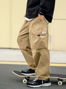 Manfinity EMRG 宽松版型男式抽绳腰工装裤，带字母贴饰和翻盖口袋 - 卡其色 - 查看 1