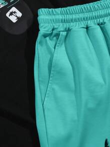 Manfinity RSRT Conjunto de 2 piezas para hombres de talla grande: camiseta de cuello redondo de manga corta con gráfico de letras y pantalones cortos tropicales con cordón, adecuado para vacaciones y playa