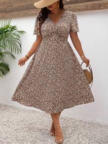 SHEIN Frenchy Vestido de verano de manga corta con cuello en V, estampado integral y detalle delantero retorcido, para tallas grandes, estilo bohemio