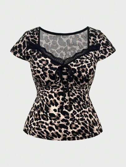 SHEIN MOOSTA Plusstorlek Dam Sommar T-shirt med kyckling och hjärtformad halsringning, blommig spets, leopardmönster, grafiskt gepardmönster, toppar