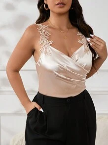 SHEIN Privé Plus Size Elegant Women's Lace Applique Shoulder Strap Wrap V-Neck Waist Pleated Bodysuit, Perfect For Work, Dating And Tea Party