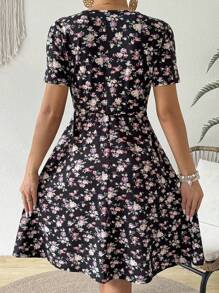 SHEIN VCAY Vestido Con Estampado Floral De Florecitas Con Cuello Sobrepelliz - Multicolor - Ver 2