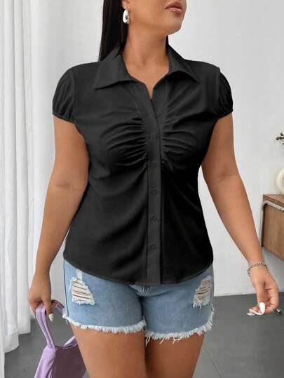 Flirla Plus-size enfärgad skjorta med knäppning med rynkad krage och puffade korta ärmar