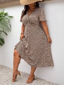 SHEIN Frenchy Vestido de verano de manga corta con cuello en V, estampado integral y detalle delantero retorcido, para tallas grandes, estilo bohemio