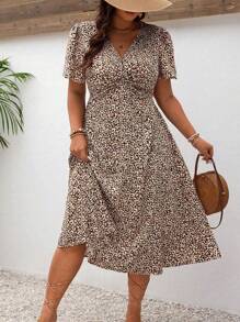 SHEIN Frenchy Vestido de verano de manga corta con cuello en V, estampado integral y detalle delantero retorcido, para tallas grandes, estilo bohemio