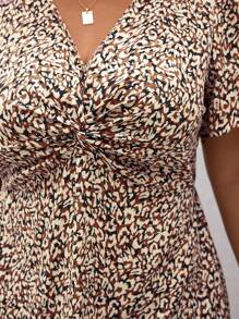 SHEIN Frenchy Vestido de verano de manga corta con cuello en V, estampado integral y detalle delantero retorcido, para tallas grandes, estilo bohemio