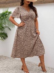 SHEIN Frenchy Vestido de verano de manga corta con cuello en V, estampado integral y detalle delantero retorcido, para tallas grandes, estilo bohemio