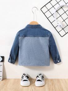 SHEIN Camisa vaquera azul de manga larga suave de color parche casual linda para niños pequeños, ropa de vuelta al colegio - Azul lavado medio - Ver 2