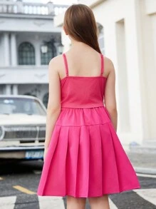 Conjunto informal de niña preadolescente con top tipo camiseta con flores y falda plisada, color magenta