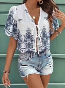 SHEIN Frenchy 夏季白色荷叶边袖刺绣系带露脐上衣，女士夏季衬衫，前系带，系带衬衫，短袖衬衫，可爱夏季花朵度假度假风衬衫 - 藍白色 - 查看 4