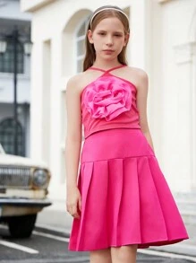 Conjunto informal de niña preadolescente con top tipo camiseta con flores y falda plisada, color magenta