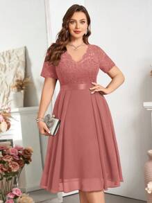 加大码花卉蕾丝V领荷叶边雪纺A字裙摆半正式派对摆裙，情人节连衣裙，夏季连衣裙，生日、毕业典礼、返校节等场合均可穿着。