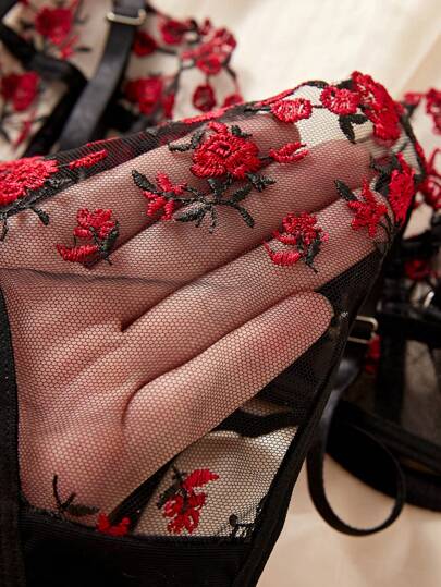 Esselle Zwart Rood Geborduurde Verleidelijke Lingerie Set, view 3