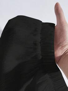 SHEIN VCAY فستان نسائي بقصة ألين وياقة مربعة مصمم من قماش الرايون بتصميم مزيج من الخطوط بأكمام قصيرة وجزء علوي مربوط برباط أنيق، مثالي للإجازة - الأسود - مشاهدة 6