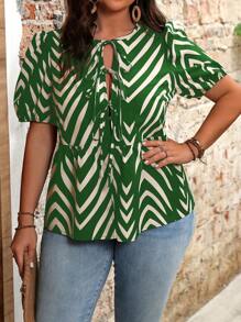 Flirla Chemise à manches courtes et col rond pour grande taille avec imprimé intégral, ourlet à volants et nœud - Vert sapin - Voir 1