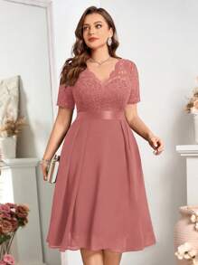 加大码花卉蕾丝V领荷叶边雪纺A字裙摆半正式派对摆裙，情人节连衣裙，夏季连衣裙，生日、毕业典礼、返校节等场合均可穿着。