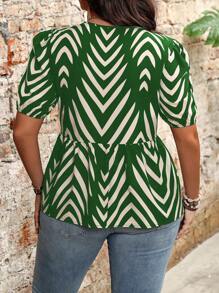 Flirla Chemise à manches courtes et col rond pour grande taille avec imprimé intégral, ourlet à volants et nœud - Vert sapin - Voir 2