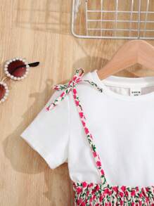 SHEIN Conjunto de camiseta de cor sólida com decote redondo e saia floral elegante para menina jovem - Pink - Visão 4